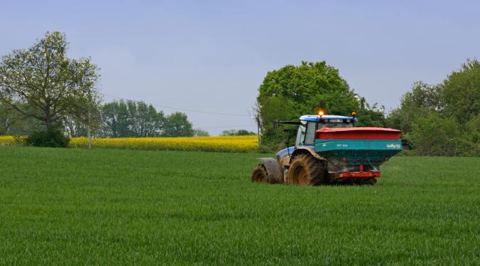 Épandage d'engrais sur un champ de blé, bassin versant Magnerolles, Deux Sèvres