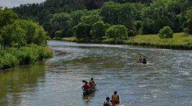 Balade en canoë sur une rivière