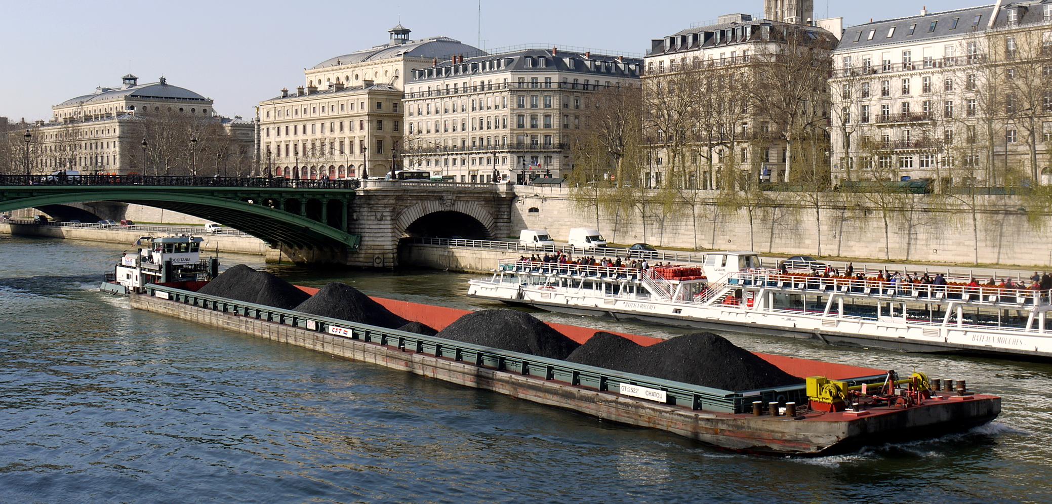 Transport de charbon par péniche sur La Seine