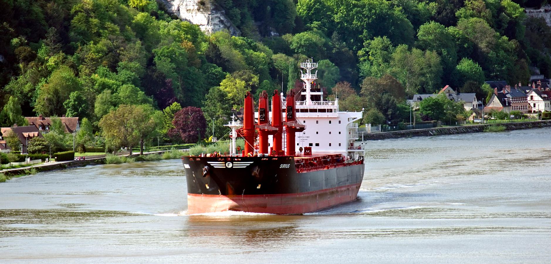 Navire remontant la Seine entre le Havre et Rouen