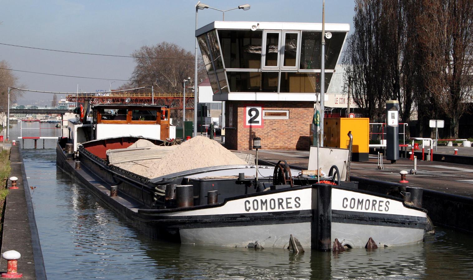 Automoteur sur le canal Saint-Denis au niveau d'une écluse Automoteur sur le canal Saint-Denis au niveau d'une écluse