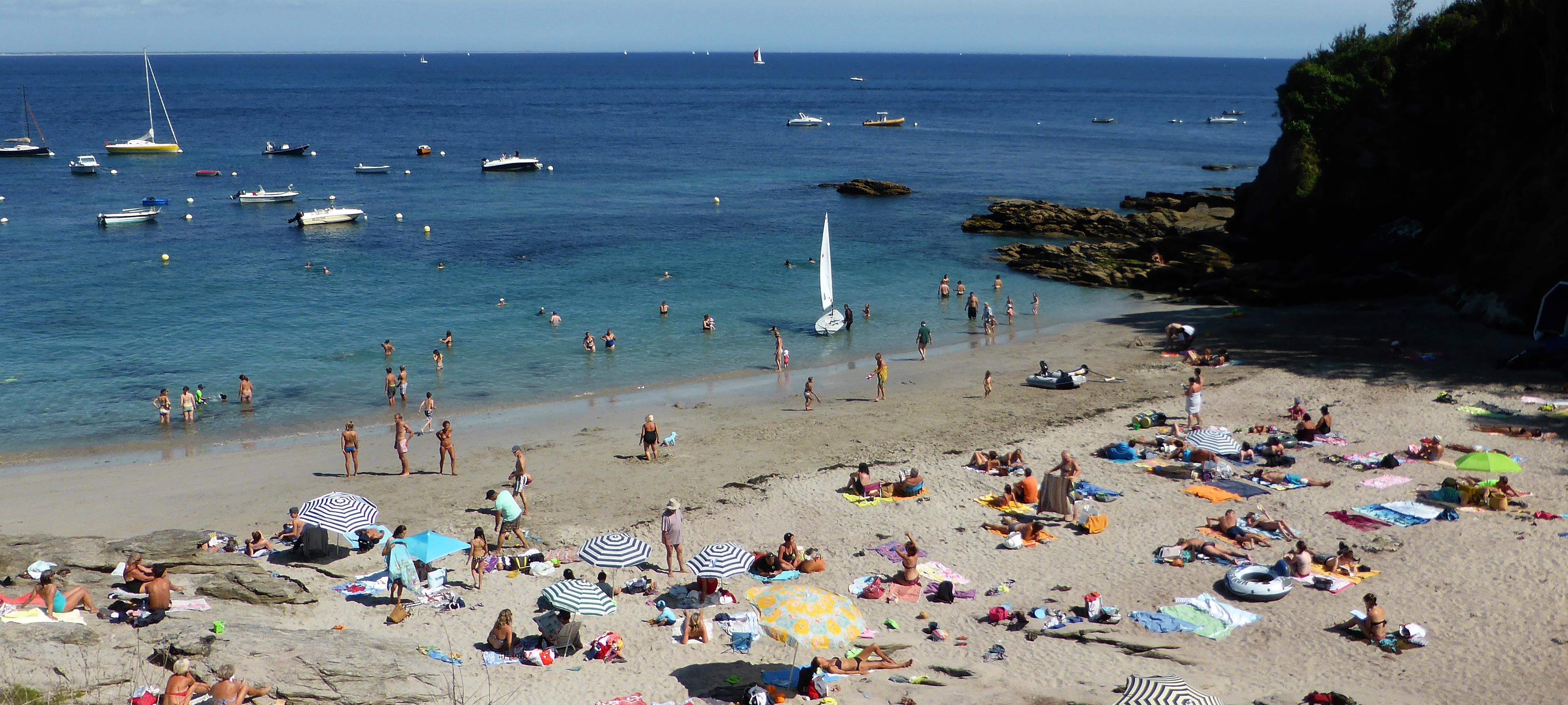 Plage des sables rouges sur l'île de Groix