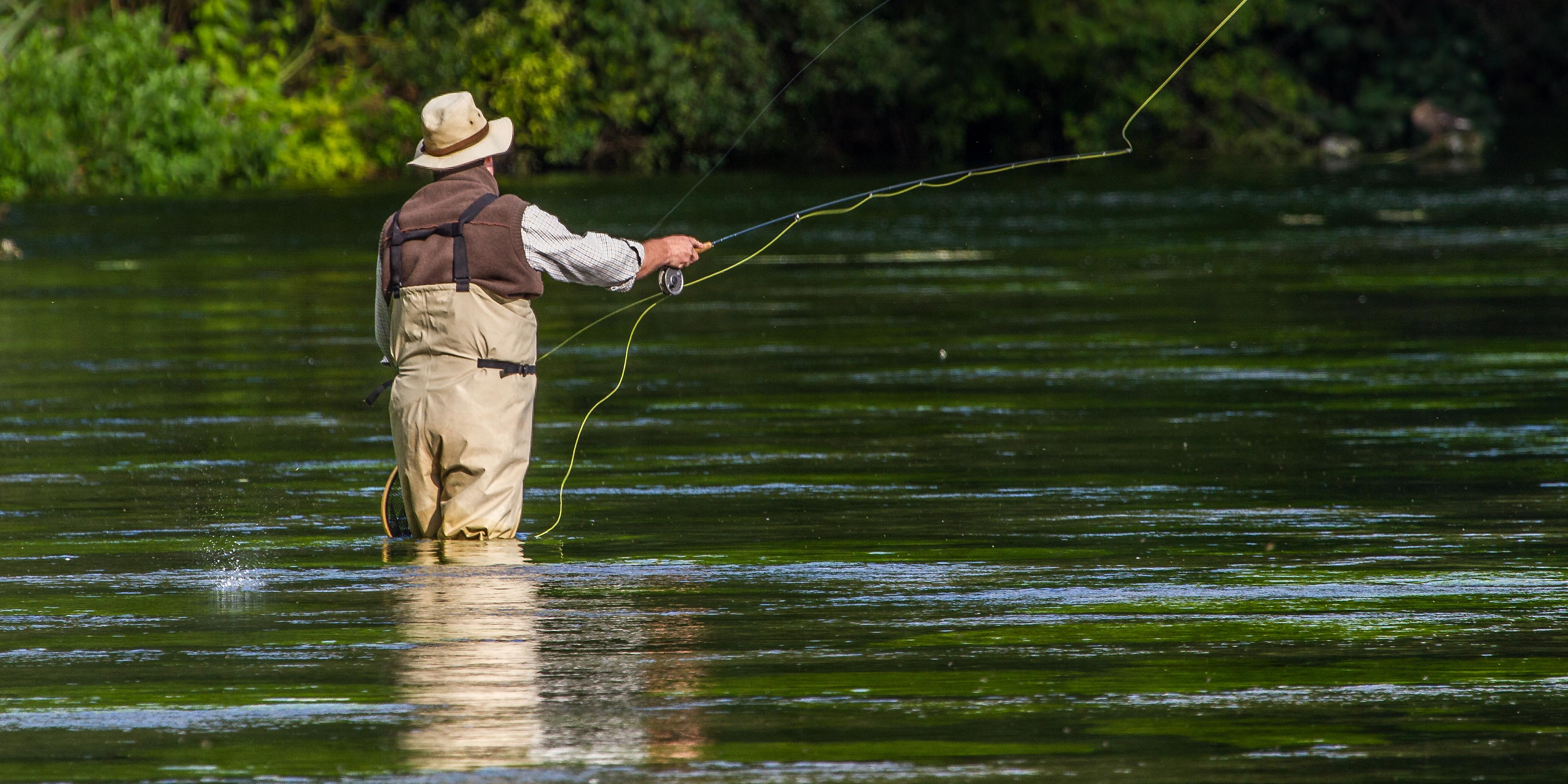 Pêcheur à la ligne en rivière
