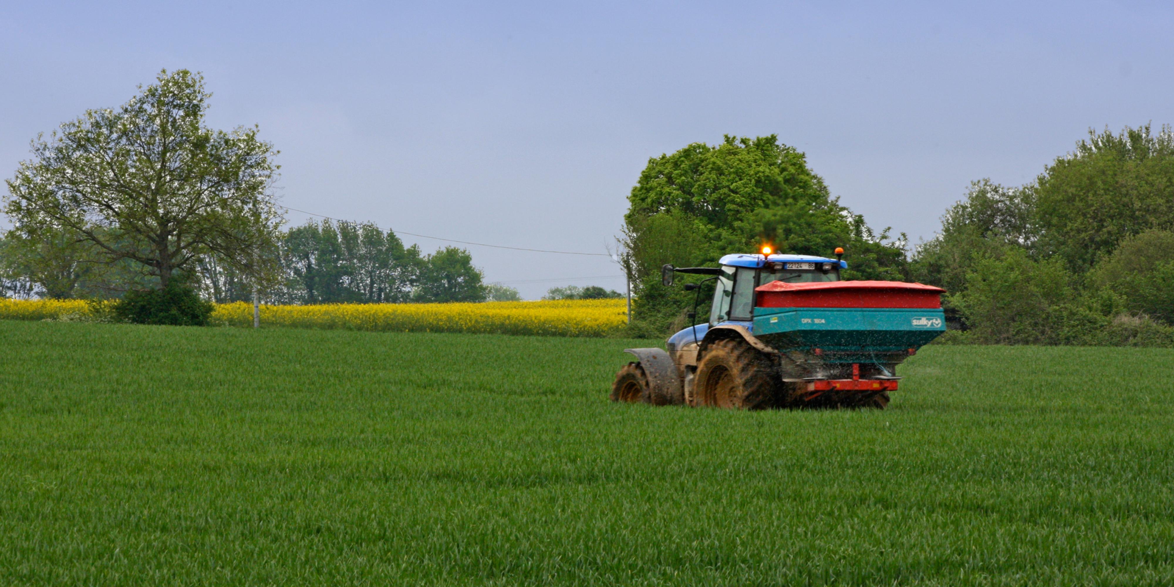 Épandage d'engrais sur un champ de blé, bassin versant Magnerolles, Deux Sèvres