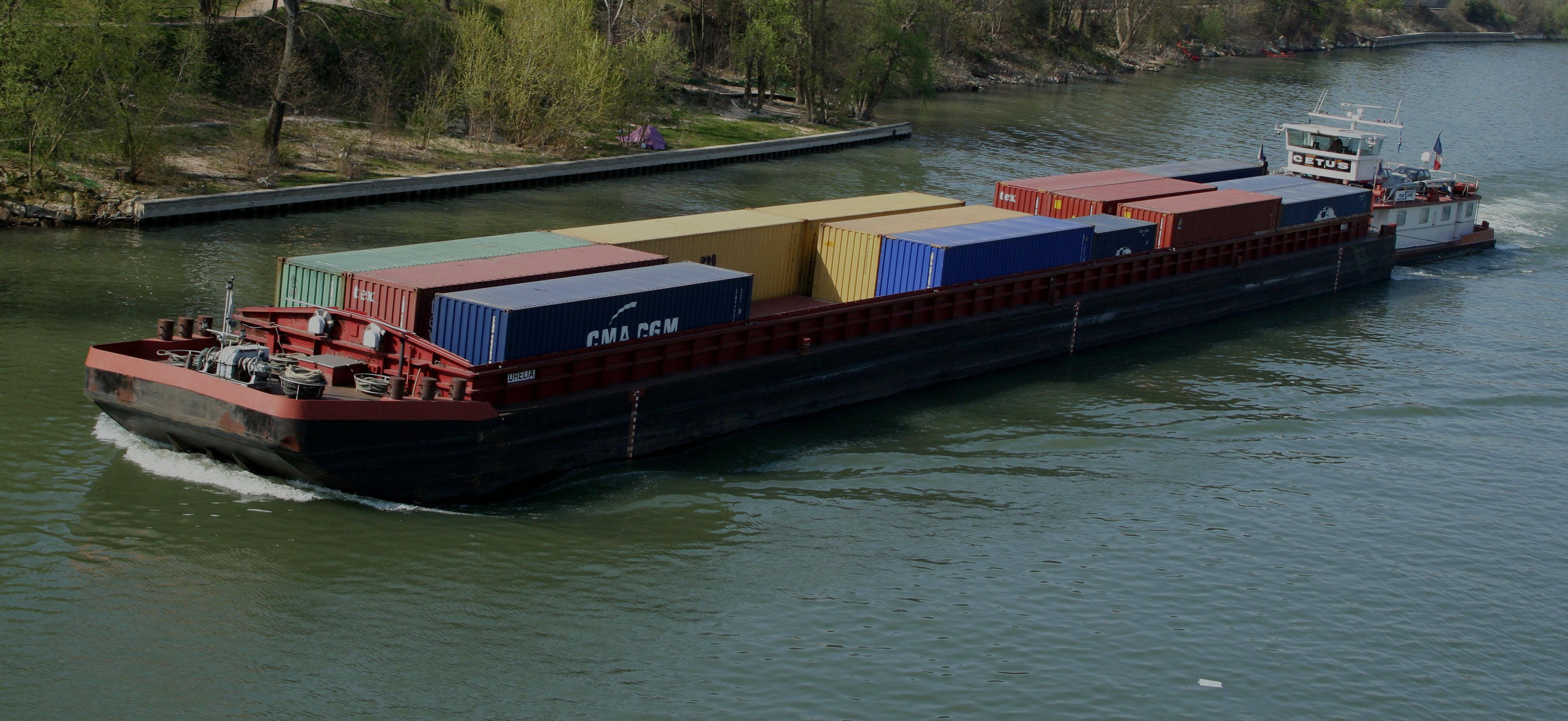 Barge porte-conteneurs et pousseur Cetus sur la Seine