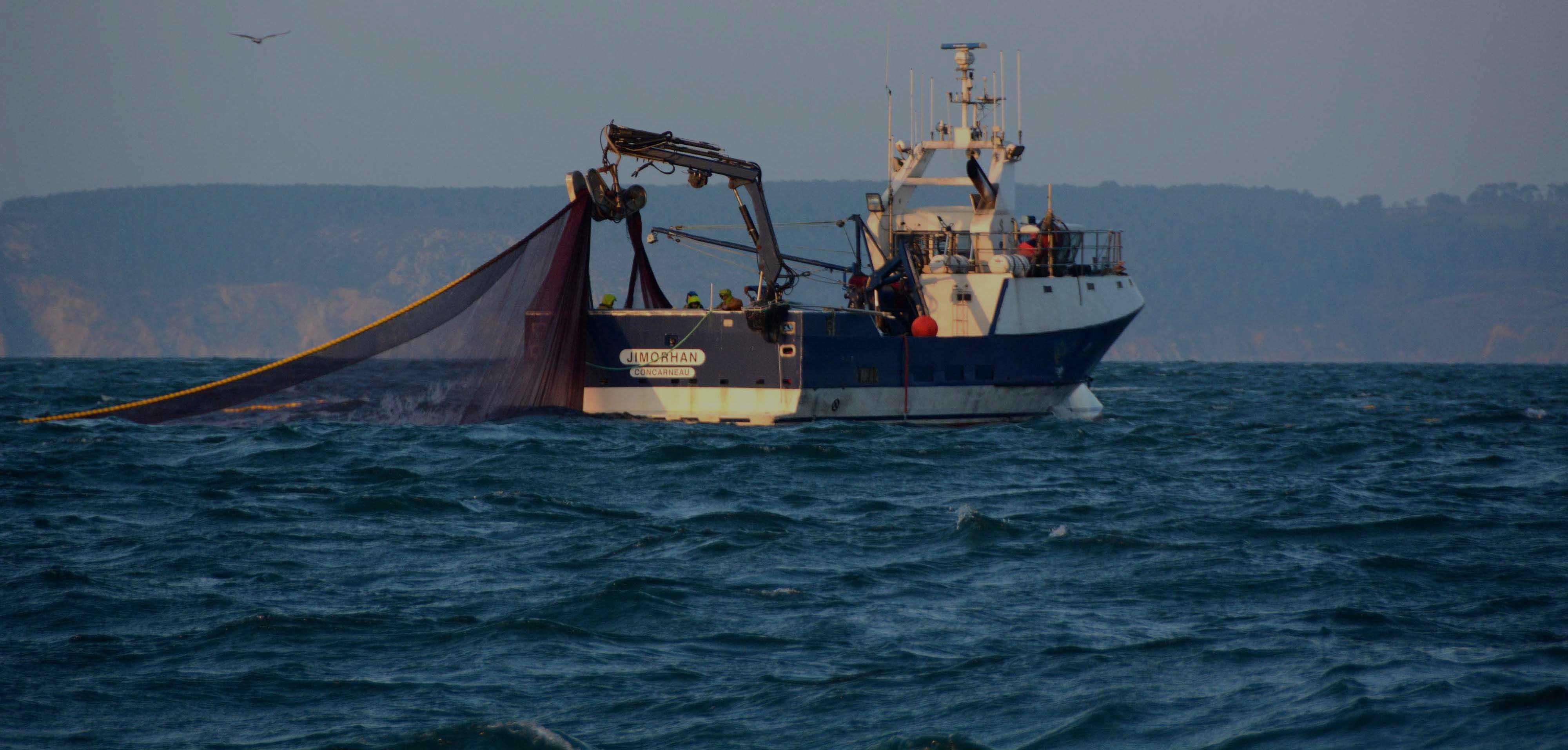 Bolincheur en pêche virant la senne, Baie de Douarnenez