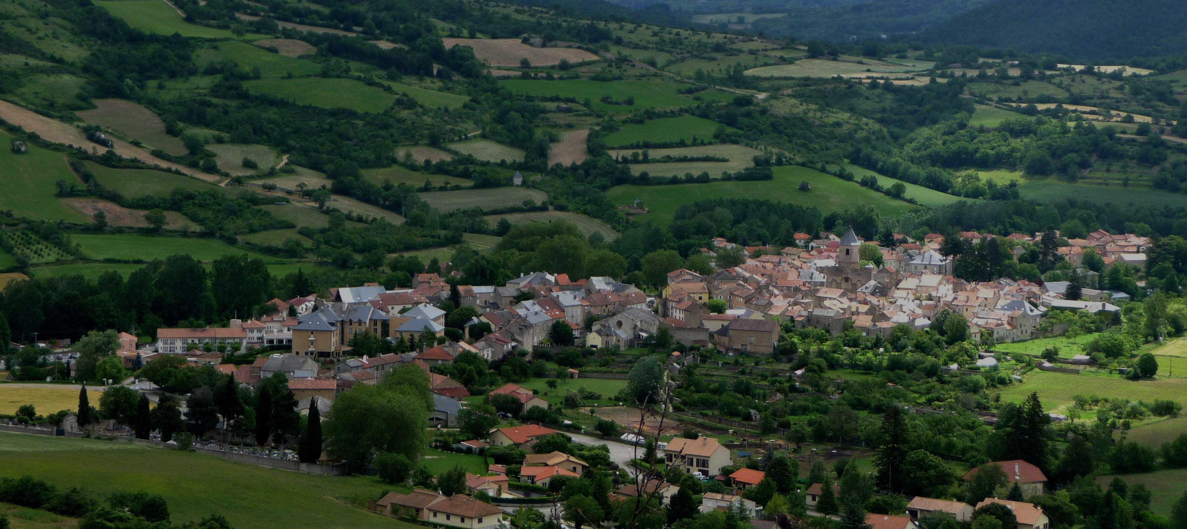 Bocage, avec champs séparés par des haies, village de l'Aveyron, Massif central
