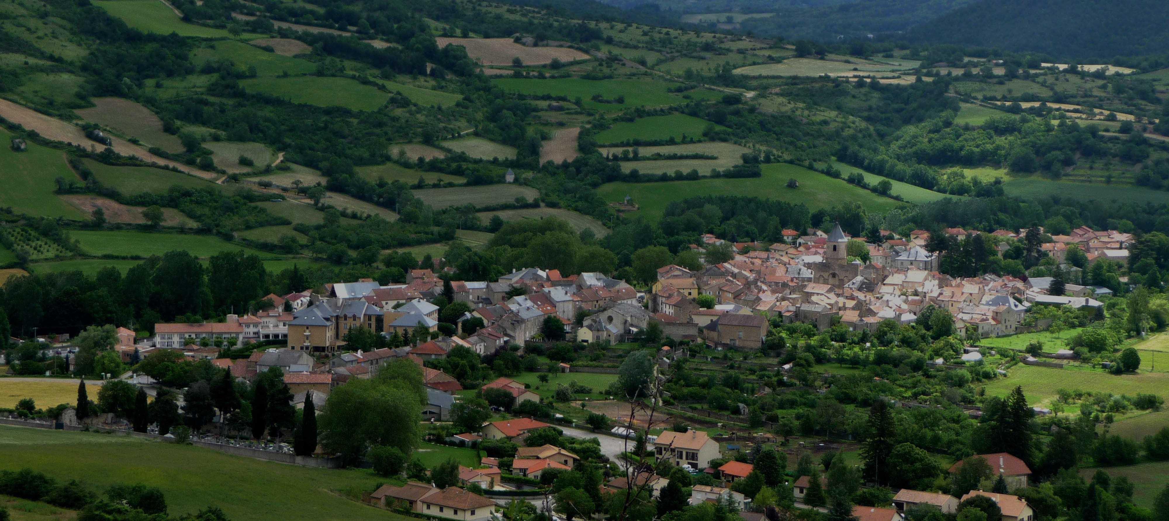 Bocage, avec champs séparés par des haies, village de l'Aveyron, Massif central Bocage, avec champs séparés par des haies, village de l'Aveyron, Massif central