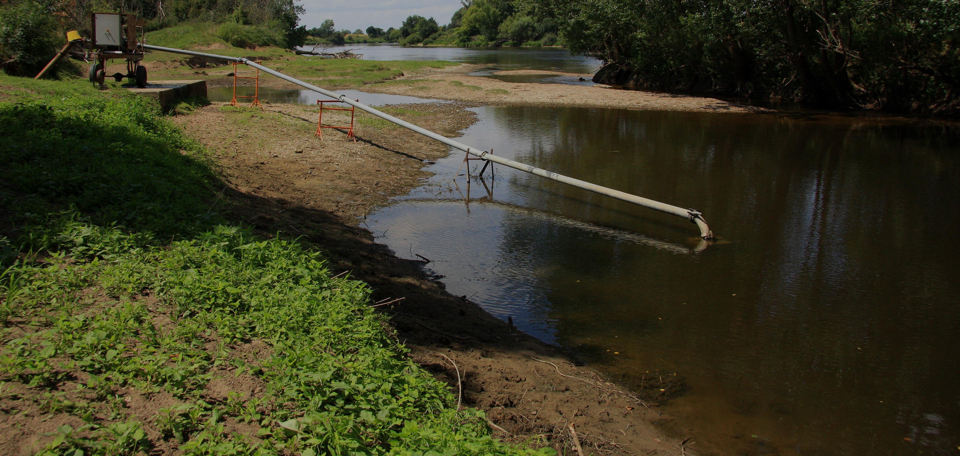 Pompage de l'eau dans une rivière, Indre et Loire