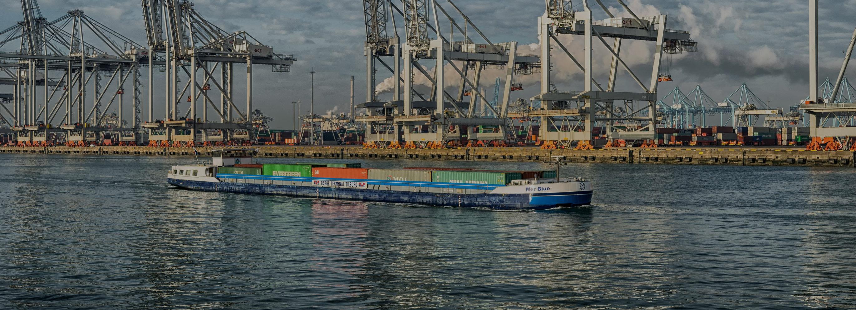 Docks et porte-conteneurs sur le port maritime de Rotterdam Docks et porte-conteneurs sur le port maritime de Rotterdam
