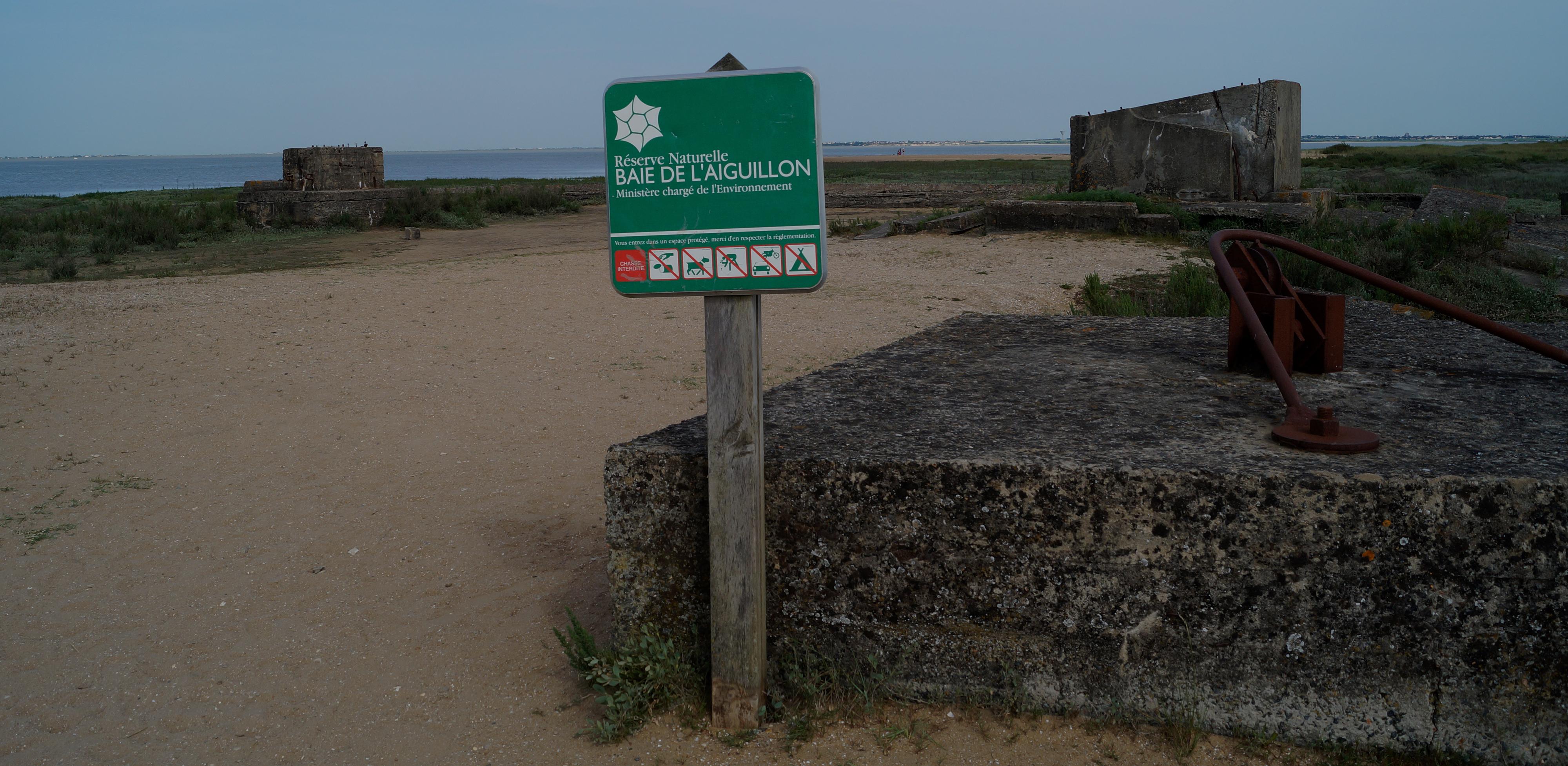 Réserve naturelle nationale de la Baie-de-l’Aiguillon : panneau précisant les règles à respecter pour la préservation du littoral
