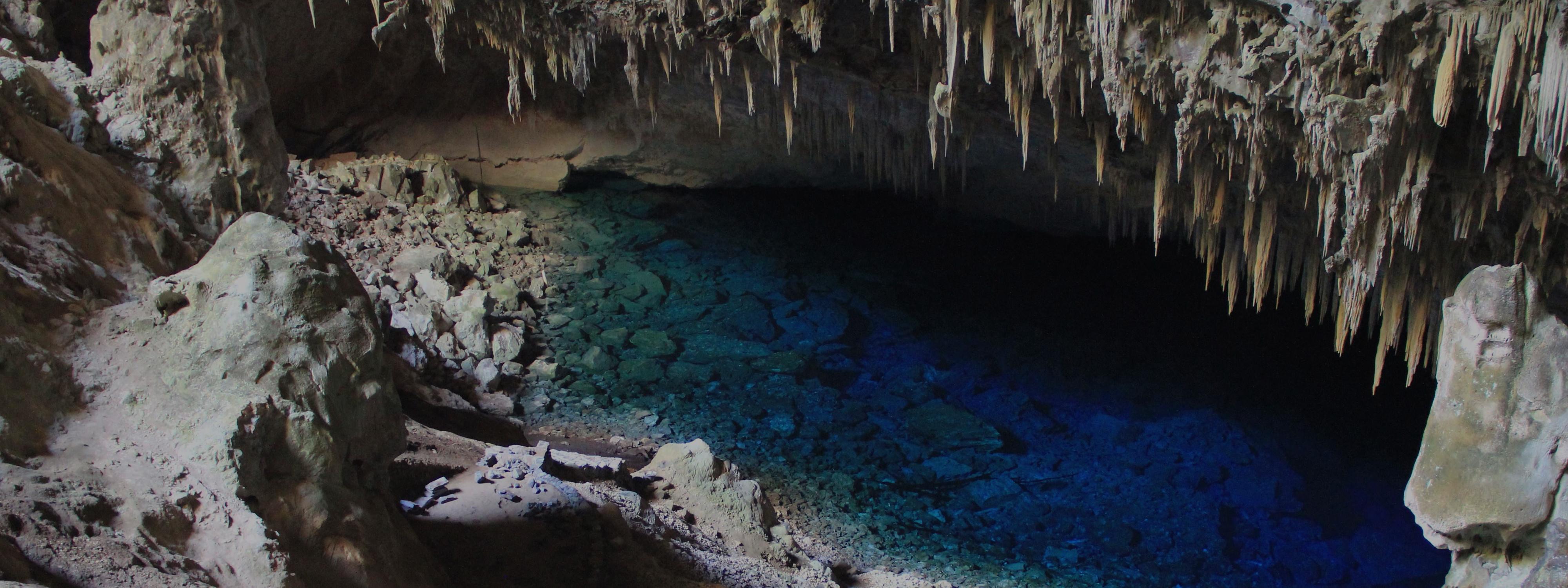 Lac souterrain dans une grotte