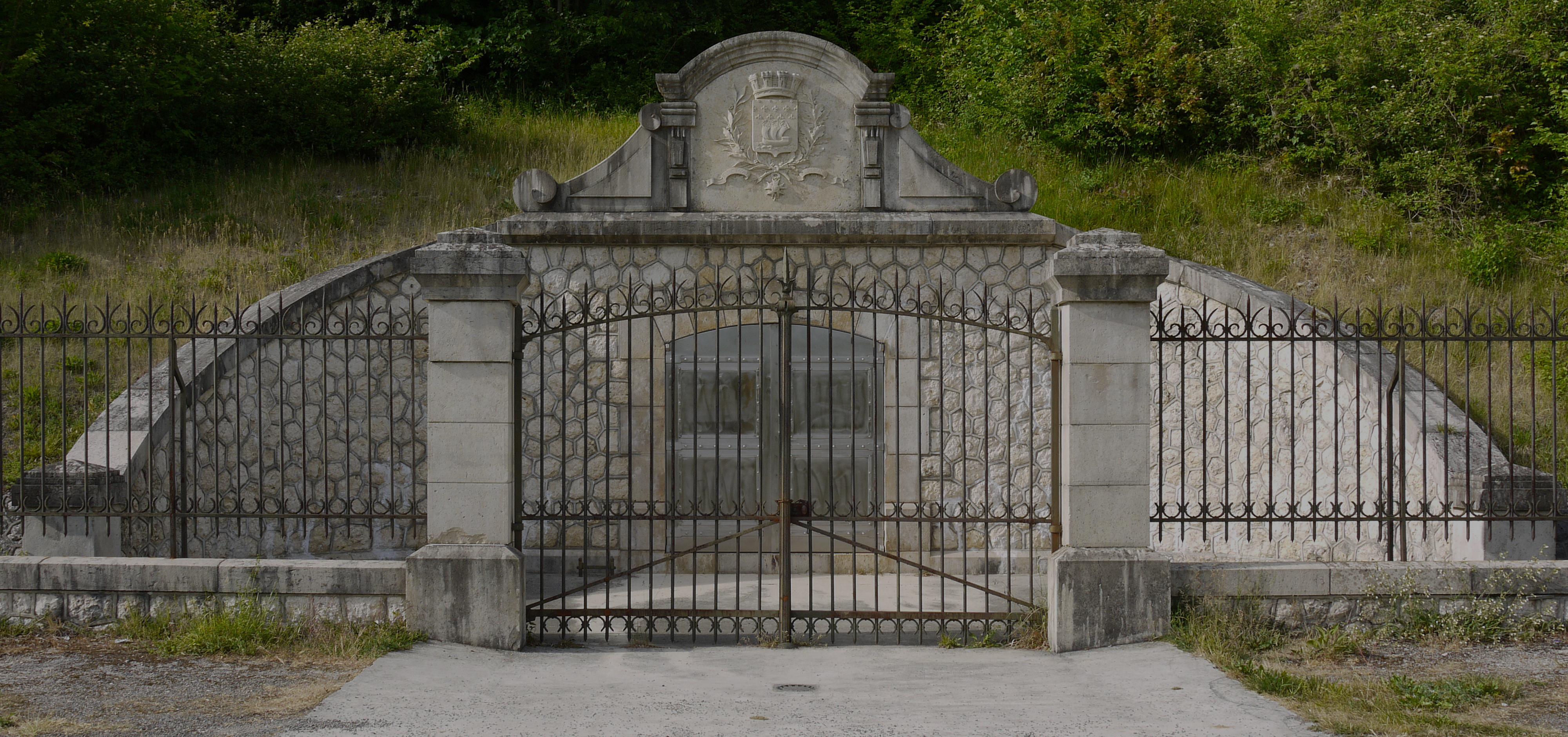 Entrée d'une galerie de captage de la source du Durteint, près de Provins