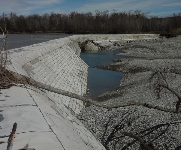 Digue de pierre de taille et béton du barrage de La Brillanne