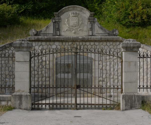 Entrée d'une galerie de captage de la source du Durteint, près de Provins